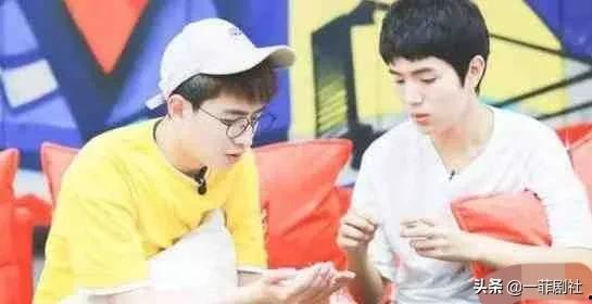 娱乐圈吃瓜贴吧最新消息,某明星恋情曝光，背后真相令人震惊！  第2张